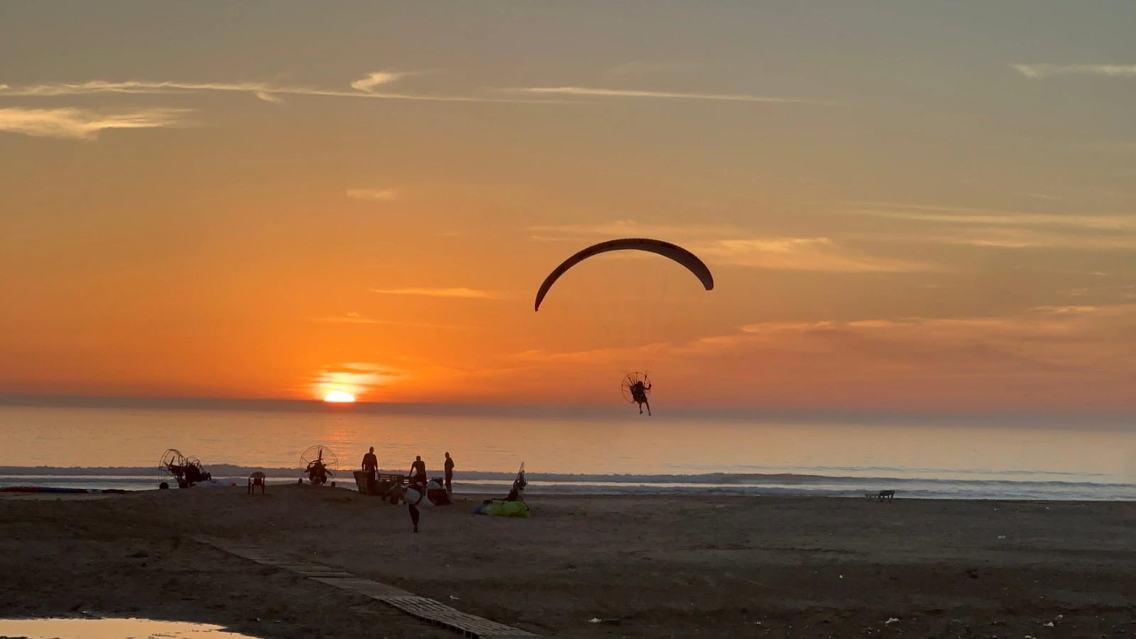 Paramoteur au-dessus des falaises du Maroc